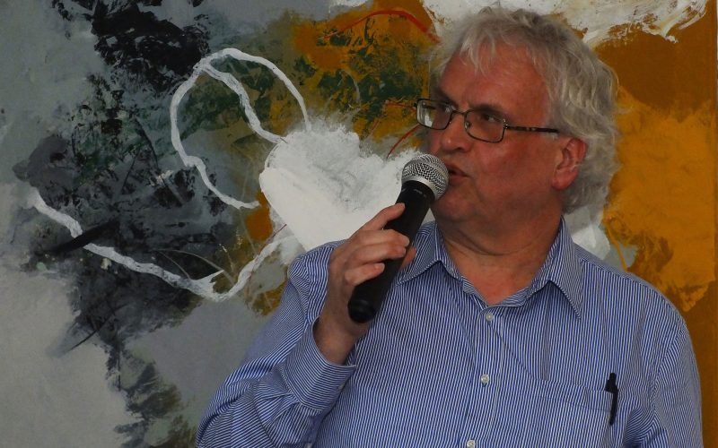 Journalist en historicus Dik Vuik hield een lezing over de wederopbouw van Kralingen West