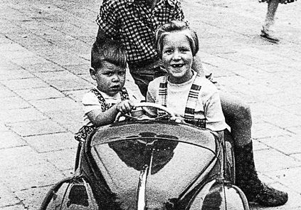 0129_Zomer 1951. Paul, Fien en Siem Aleman uit Schiedam op de foto bij Diergaarde Blijdorp