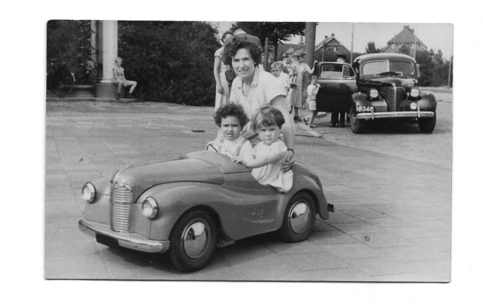 Raymonde-van-Santen-Troost-Deetje-Melchior-en-Johanna-Liebregts-Troost-1951